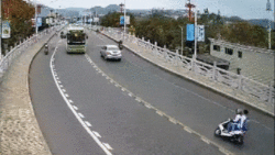 Vào cua tốc độ bàn thờ, 2 'quái xế' tông thẳng vào đầu xe buýt