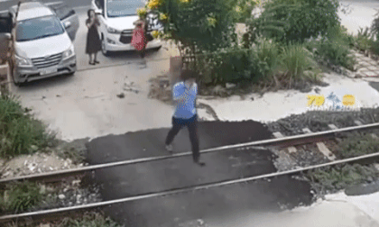 Mải nói chuyện điện thoại, người đàn ông bị tàu hỏa tông tử vong