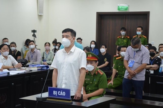 Bị cáo Phùng Anh Lê phủ nhận cáo buộc nhận hối lộ để thả người trái pháp luật