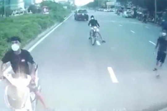 Nhóm thanh niên cầm hung khí chặn ôtô trên đường