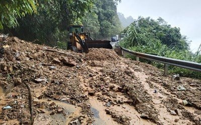 Mưa lớn gây sạt lở nhiều tuyến đường ở Sơn La