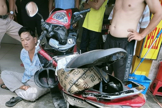 TP HCM: Bắt đối tượng vờ hỏi mua vàng để cướp
