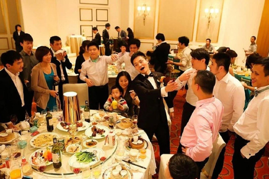 Uống rượu với người lạ, 5 quy tắc thực tế cần biết