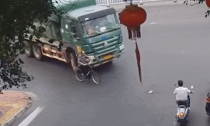 Đi trúng điểm mù, cụ ông bị xe tải 'nuốt chửng' vào gầm và cái kết cực khó tin