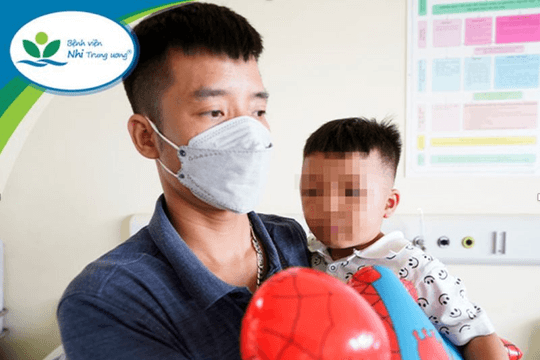 Bé 3 tuổi bị nhốt trong tủ cấp đông xuất viện