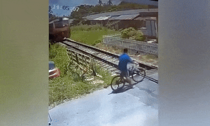 Cố vượt đường ray, người đàn ông suýt mất mạng trước mũi tàu hỏa