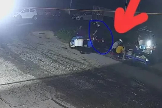 Mải ăn, người đàn ông để kẻ gian thản nhiên trộm xe máy ngay sau lưng mà không hay biết