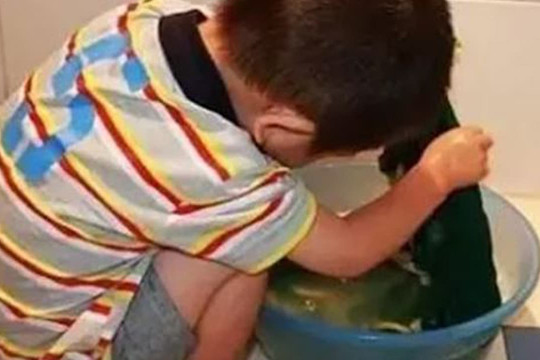 Trông con hộ chị gái nửa tháng, dì bị mắng té tát vì bắt cháu trai 10 tuổi làm việc nhà: 'Đó là việc của con gái'