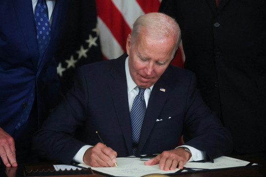 Tổng thống Joe Biden ký luật Giảm lạm phát