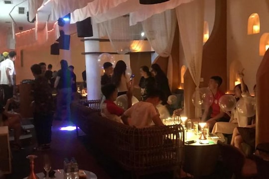 Bán "bóng cười" cho khách, chủ quán bar ở 80 Mã Mây chống đối, thách thức lực lượng chức năng