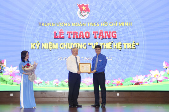 Trao Kỷ niệm chương 'Vì thế hệ trẻ' cho đồng chí Nguyễn Hòa Bình