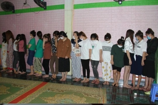 Tú ông cầm đầu ổ mại dâm "di động" với gần 20 gái bán dâm