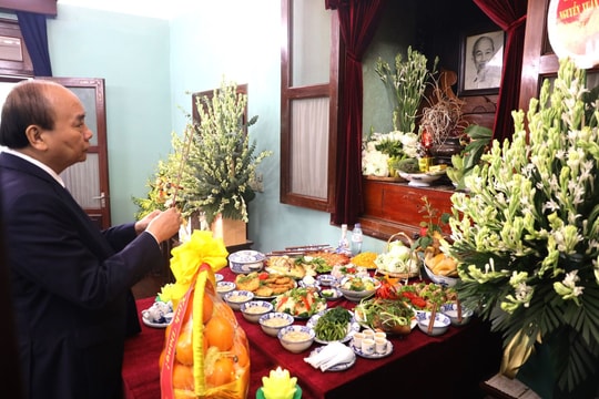Chủ tịch nước dâng hương tưởng niệm Chủ tịch Hồ Chí Minh