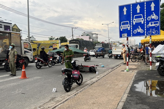 TPHCM: Va chạm giao thông té vào gầm xe đầu kéo, người đi xe máy bị cán tử vong