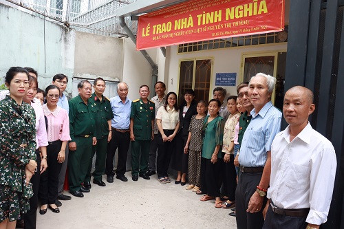 Trao nhà tình nghĩa cho gia đình chính sách