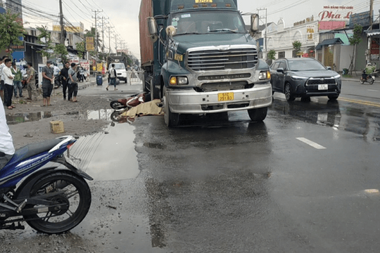Bình Dương: Xe máy va chạm xe container, một người tử vong