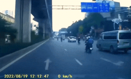 Chuyển làn ẩu gây tai nạn, tài xế thản nhiên lái ô tô bỏ đi như chưa có chuyện gì xảy ra