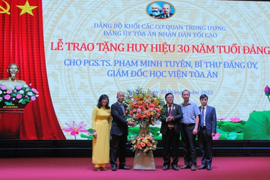 Trao tặng Huy hiệu 30 năm tuổi Đảng cho PGS.TS Phạm Minh Tuyên, Giám đốc Học viện Tòa án