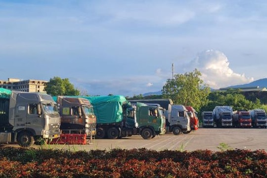 Hơn 1.000 phương tiện chở hàng "mắc kẹt" tại cửa khẩu Lào Cai
