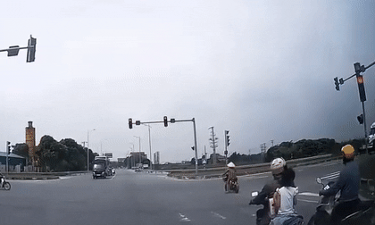 Nhanh vài giây vượt đèn đỏ, người phụ nữ suýt phải trả giá bằng cả tính mạng