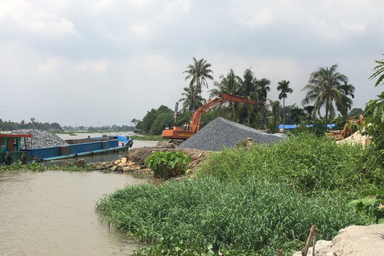 Phường Thạnh Lộc, Quận 12 (TP.HCM): Dân ‘tố’ nhiều công trình lấn chiếm hành lang sông Sài Gòn vẫn chưa được xử lý
