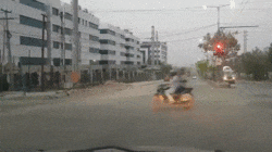 'Xế hộp' vượt đèn đỏ, tông văng 2 người đi xe máy