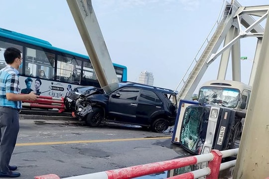 Tai nạn liên hoàn trên cầu Chương Dương, giao thông tê liệt