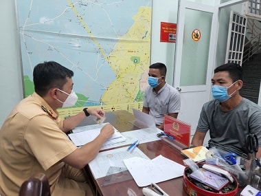 CSGT TPHCM xử phạt tài xế xe khách hành xử thiếu văn minh khi xảy ra va chạm
