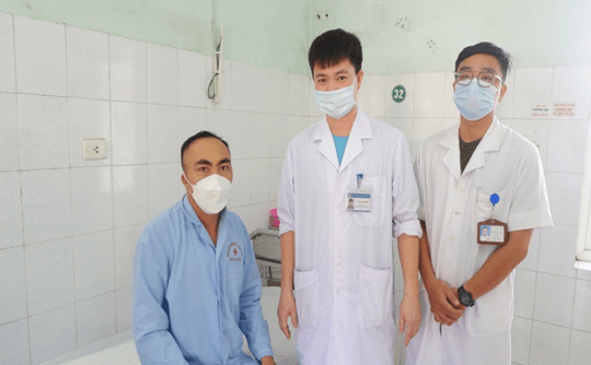 Phẫu thuật thành công bóc khối u lớn ở tủy sống và ngực hiếm gặp
