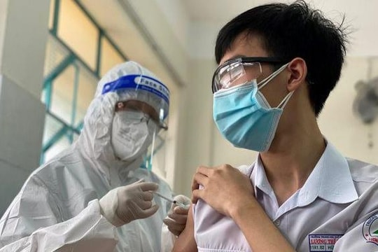 Tỷ lệ tiêm vaccine còn thấp, cảnh báo số trẻ mắc COVID-19 gia tăng