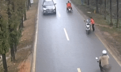 Mất lái lao sang làn đường ngược chiều, người đàn ông bị ô tô đâm bay xuống đường