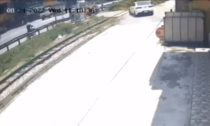 Nữ tài xế cố vượt đường sắt, ô tô bị tàu hỏa đâm nát đầu