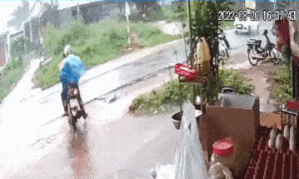 Bất ngờ lao ra đường, ba bố con bị ô tô đâm văng, tình huống khiến ai nấy phải 'thót tim'