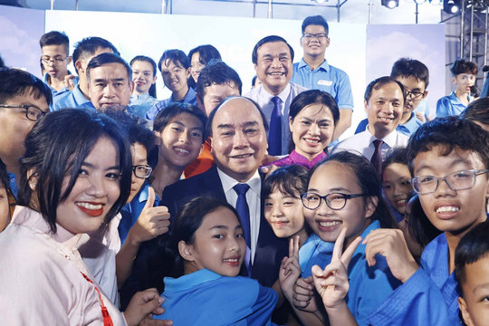 Chủ tịch nước dự "Ngày hội tới trường" cùng các em học sinh chịu mất mát do đại dịch Covid-19