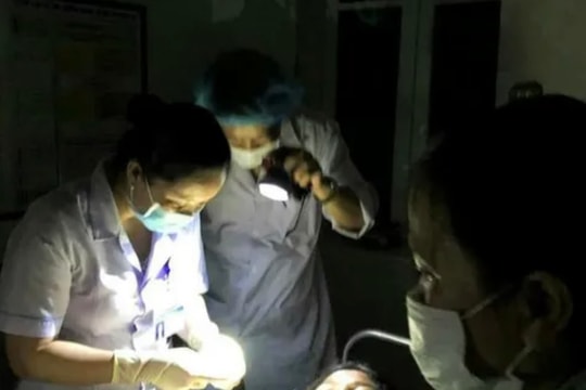 Rọi đèn pin đỡ đẻ cho sản phụ sinh 3