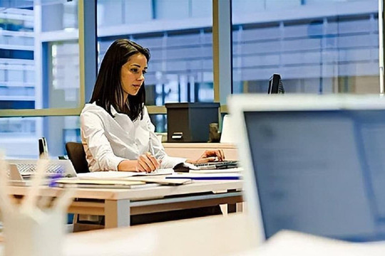 Tại công sở thì khả năng làm việc hay giao tiếp giữa các đồng nghiệp quan trọng hơn? Đừng mắc sai lầm trong bất cứ vấn đề nào