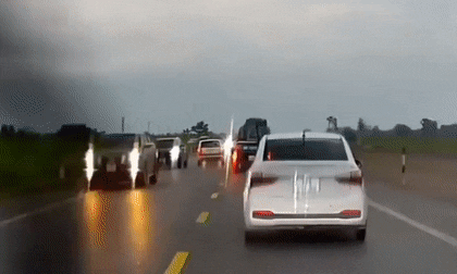 Lấn làn vượt ẩu, ô tô con đấu đầu trực diện với xe chạy ngược chiều