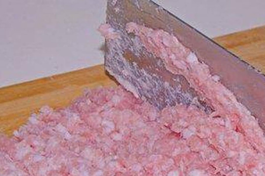 Khi trộn thịt lợn, sai là thêm rượu nấu ăn để khử mùi tanh. Đầu bếp dạy mẹo nhỏ, nhân thịt vừa ngon lại không tanh