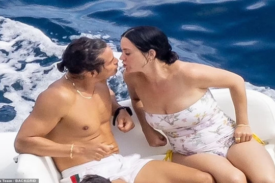 Katy Perry và Orlando Bloom 'trốn con' hôn nhau tình tứ trên biển Italy