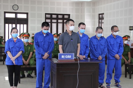 Cán bộ nhận hối lộ tiếp tay chuyên gia nước ngoài “dởm” ở chui