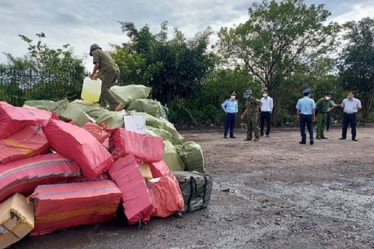 Long An: Tiêu hủy hơn 130 nghìn bao thuốc lá nhập lậu