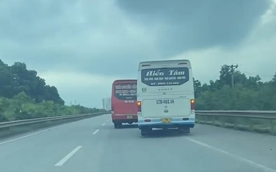 Thông tin vụ hai xe khách chèn ép nhau trên cao tốc
