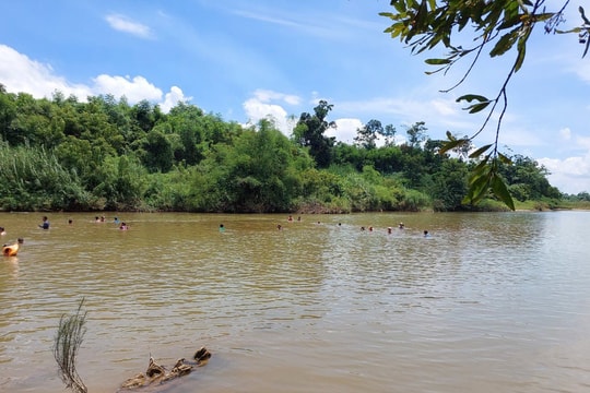 Hai cha con đuối nước thương tâm khi đi tắm sông