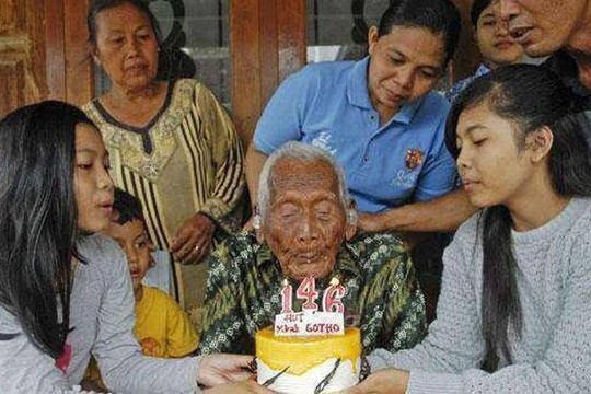 Ông lão bị thần chết lãng quên sống đến 146 tuổi, nhìn con cháu ra đi, cuối cùng ông đã chọn tuyệt thực để chết