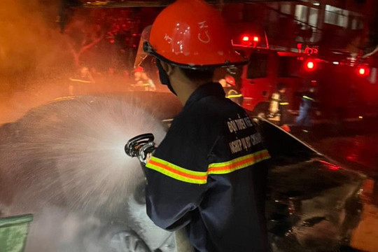 Điều tra nguyên nhân vụ cháy chiếc xe con trên địa bàn TP Buôn Ma Thuột