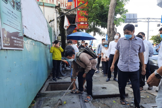 TPHCM:  Toà nhà 7  tầng ngang nhiên tồn tại nhiều năm trên kênh thoát nước sân bay Tân Sơn Nhất