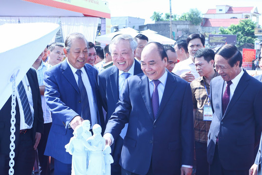 Chủ tịch nước Nguyễn Xuân Phúc dự lễ khởi công Khu lưu niệm đồng bào, cán bộ, chiến sĩ, học sinh miền Nam tập kết ra Bắc