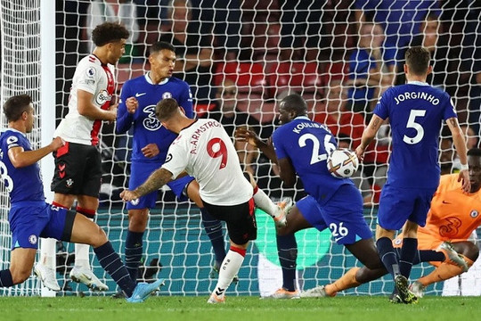 Nóng bảng xếp hạng Ngoại hạng Anh: Chelsea thua sốc, nguy cơ bị MU vượt mặt