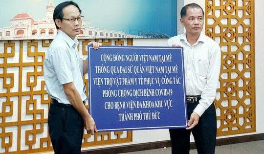 Kiều bào Mỹ tặng trang thiết bị y tế cho các bệnh viện tại TPHCM