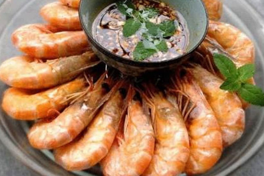 Khi luộc tôm, một số người cho rượu nấu ăn, một số người khác cho gừng lát, đầu bếp chia sẻ cách làm đúng